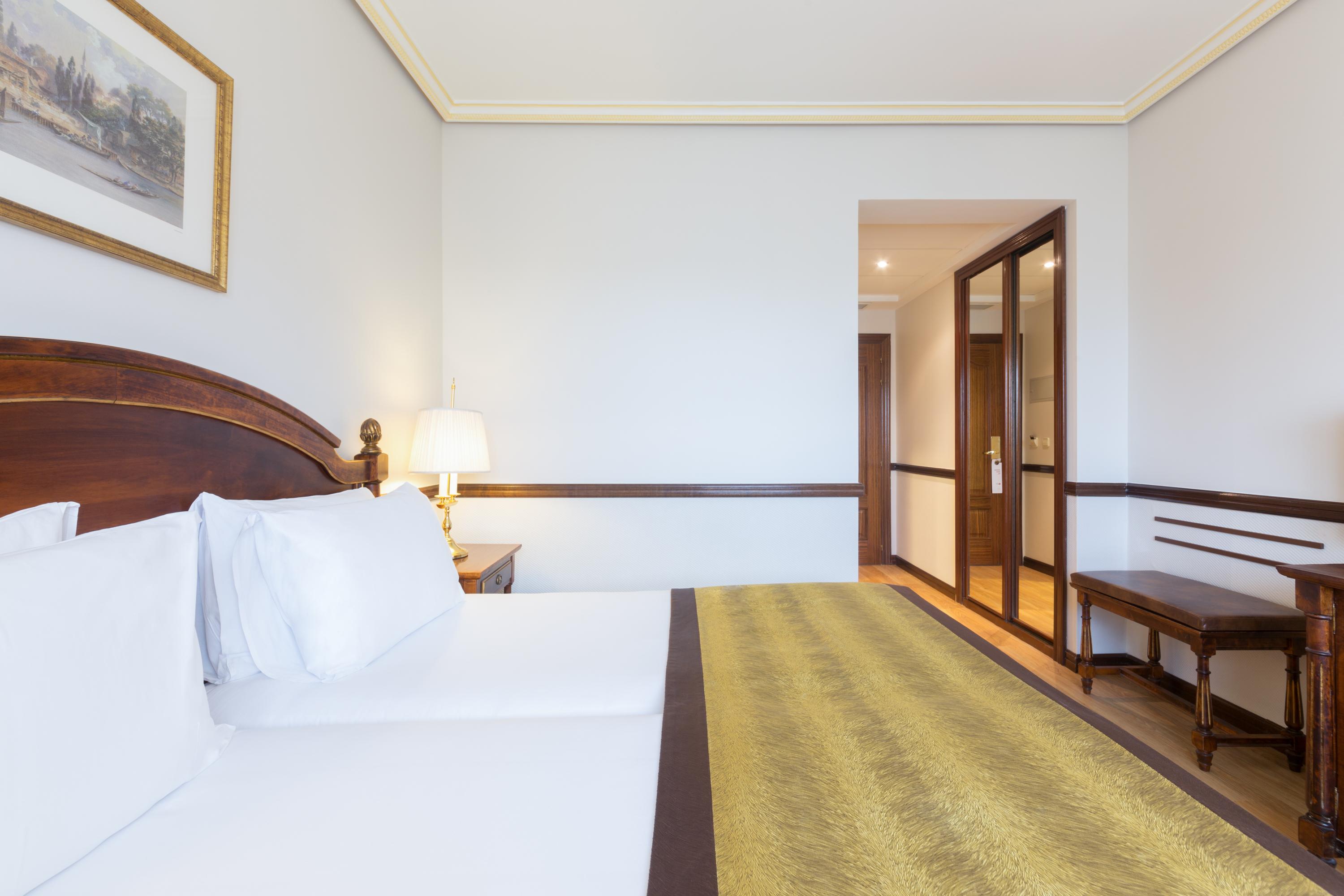 Exe Reina Isabel Hotel 4*